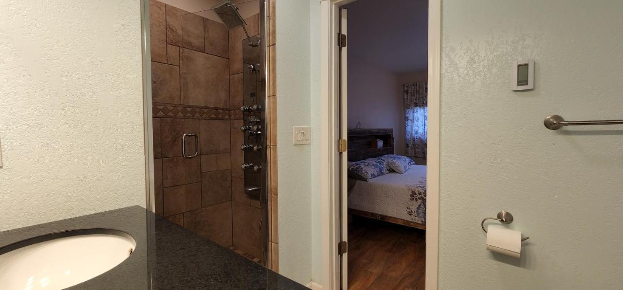 אנקורג' Trinity Escapes - Two Bedroom Two Bathroom Full Apartment Near Airport מראה חיצוני תמונה